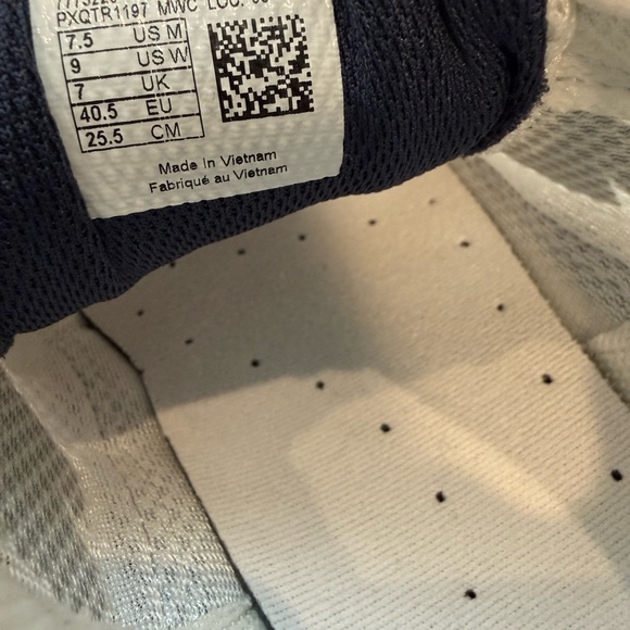 New Balance Navy and White Athletic Shoes - Picture 4 of 4